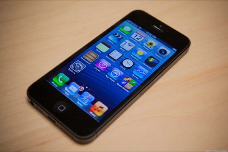 　リークされていたとおり、iPhone 5にはこれまでよりも縦長になった4インチ画面が搭載されている。