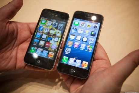 　新しいiPhone 5（右側）は「iPhone 4S」（左側）よりも縦長になっている。