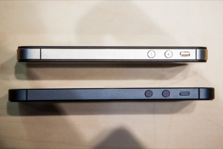 　iPhone 4Sと並べてみると、形状は似ているものの、iPhone 5の本体がアルミニウム製でこれまでよりも薄くなっているのが明らかである。4S（上）にあったガラス板は取り除かれ、サイドに色が付けられている。縦長になったiPhone 5には、黒い金属製ボタンも付いている。