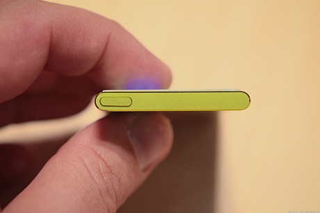 　iPod nanoの2012年モデルの上側面には、電源ON/OFFとスリープ／ウェイクの機能を兼ね備える1つのボタンが配置されている。