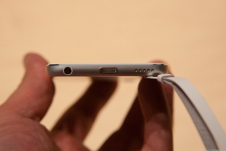 　Appleの新しいiPod touchの2012年モデルの下側面には、3.5mmヘッドホンジャックと新しいLightningコネクタ、およびスピーカーが配置されている。