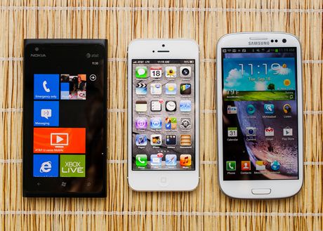 　4.3インチディスプレイを備えたNokiaの「Lumia 900」（左）や、4.8インチディスプレイのサムスンの「GALAXY S III」（右）といったほかの大型スマートフォンと比べると、iPhone 5（中央）は依然として小さい。