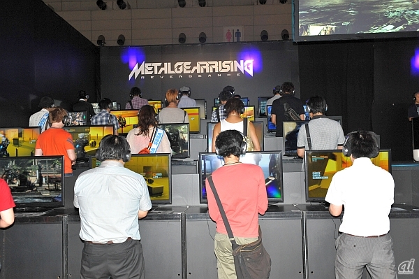 　KONAMIは、メタルギアシリーズの新作となるPS3用ソフト「METAL GEAR RISING REVENGEANCE」をはじめとして、PS3/Xbox 360「ZONE OF THE ENDERS HD EDITION」などハイエンドマシンで楽しめるタイトルを出展。