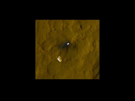 　NASAのCuriosity探査機が火星に着陸するのを助けたパラシュートとバックシェルの画像。画像の一部が暗くなっているのは、着陸の際にほこりが舞い上がったためだ。