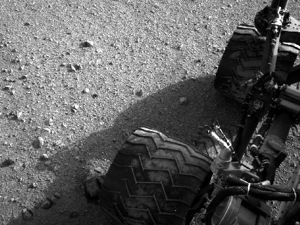 　Curiosityの後輪に付着した火星の土を接写した画像。