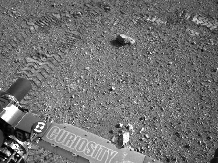 　ジグザグの車輪跡は反復的なパターンを残しており、Curiosityがより正確に走行するための重要な基準点として利用される。