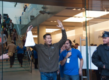 　サンフランシスコにあるApple Storeから最初に出てきた男性。この笑顔の男性は、別の人に1500ドルを払い、開店直前まで自分の代わりに行列に並んでもらったという。