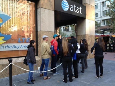 　サンフランシスコのダウンタウンにあるAT&T店舗前の行列は、なんとか行列と呼べる状態だった。それもそのはず・・・