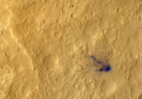 　Curiosityはスカイクレーンによって火星に降ろされ、その後スカイクレーンは火星の表面に落下した。その墜落の画像は「Mars Reconnaissance Orbiter」によって撮影されたものだ。