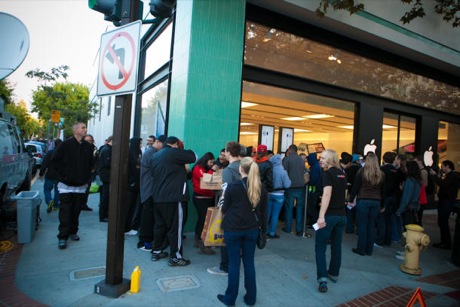 　パロアルトにあるApple Store前の行列（米国太平洋時間午前7時20分頃）。