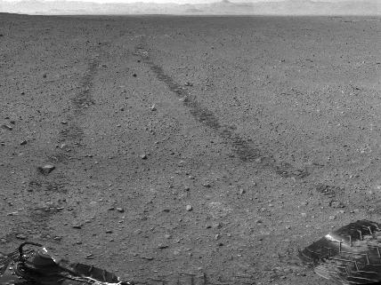 　火星でのCuriosityの最初のテスト中に撮影された車輪跡。