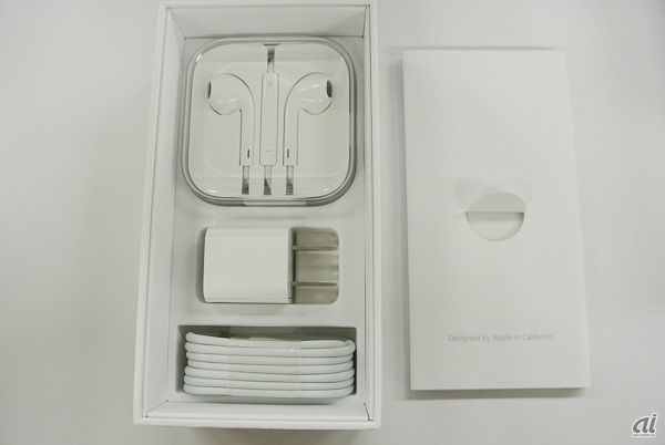 　アクセサリとマニュアルが収められている。今回、リニューアルしたヘッドホン「Apple EarPods with Remote and Mic」は、別売のパッケージ版のものと同じケースがそのまま収納されていた。