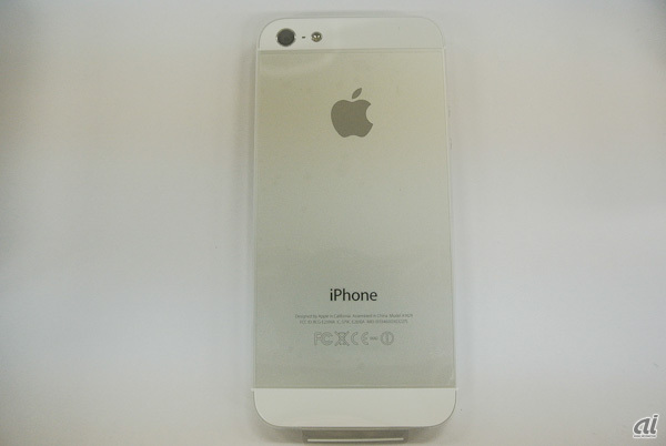 　iPhone 5の背面パネルは、Appleのノートブックと同じ酸化皮膜処理したアルミ素材を使用している。