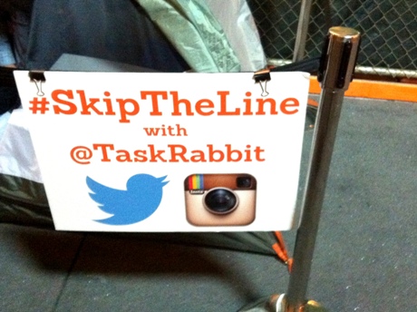「Skip The Line With TaskRabbit」

これは、忙しくてiPhone 5を予約し忘れてしまった人が、一定のサービス料（55ドル）をTaskRabbit社に支払うことで、既に予約して並んでいるアルバイトに購入を手助けしてもらえるサービスだ。