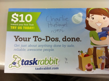 ハフネグルさんが見せてくれた「雇用元」、TaskRabbit社のチラシ。

名前をペンでメモしてくれた。
なぜか、カタカナでも書けるという。