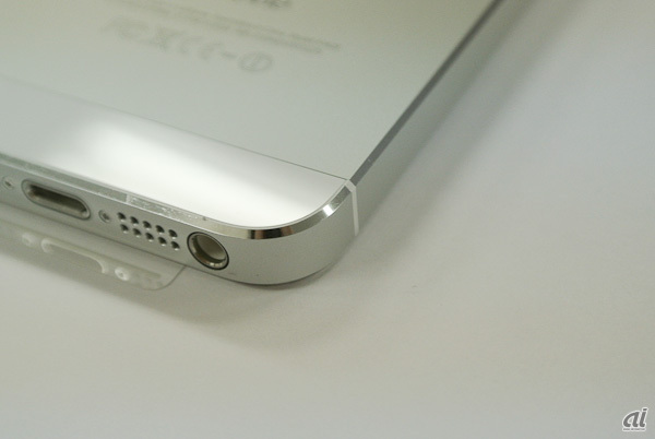 　iPhone 5を眺めていると、角度によってキラリと光って見えることがある。面取りされたエッジは、結晶性ダイヤモンドでカットされているという。iPhone 5のデザインアクセントになっている。
