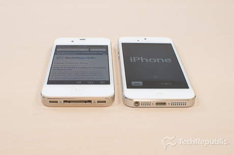 　iPhone 4Sの30ピンコネクタとiPhone 5のLightningコネクタを比較。