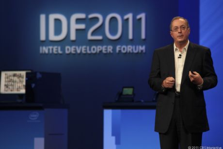 2011年のIntel開発者カンファレンスでGoogleとのより密接な提携関係を発表する、IntelのCEOであるPaul Otellini氏。