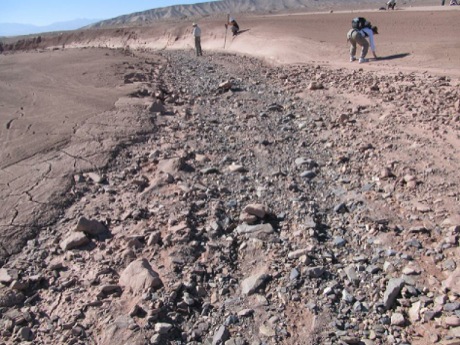 　比較のために、チリのアタカマ砂漠の扇状地にある、干上がった河床の写真を見てほしい。Curiosityは、火星での着陸地点「ブラッドベリ」に近い場所でいくつかの露頭を観察しており、そこでも砂と中れきの混ざった岩石が記録されている。科学者は、その中れきは水によって運ばれたもので、太古に存在していた河床に堆積した可能性が高いと考えている。