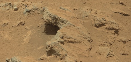 　米航空宇宙局（NASA）は探査機「Curiosity」によって、火星にかつて川が流れていたことを示す新たな証拠を発見した。これまでは科学者は、火星表面に残された水路について、何とか仮説を立てるしかない状況だった。証拠が見つかった場所は、ゲイルクレーターの北端と、このクレーター内にあるシャープ山のふもとの間に位置する。送信されてきた新しい画像は、砂れき層が発見されたことを示しており、NASAはこれがかつて存在した川の一部だとしている。