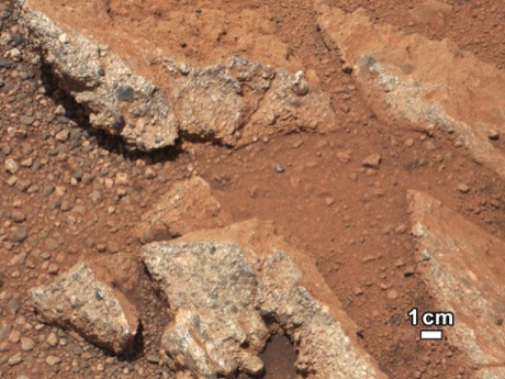 　火星表面にある、リンクと呼ばれる岩石の露頭。NASAによるとこの露頭の特徴は、水中での堆積によって形成された岩の特徴と一致するという。