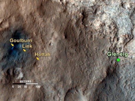 　NASAの探査機Curiosityは、火星をグレネルグへと向かって進み、火星にかつて存在した河床と思われるものを発見した。

　ゴールバーンでは、露頭を形成している砂岩の材料が、水によって運搬された可能性を示すものが初めて見つかった。リンクと呼ばれる露頭が関心を集めたのは、その砂れきの形が丸いため、水によって運搬された証拠を示しているからだ。ホッターという別の露頭は、丸い中れきを多く含んでおり、それは水の存在を示すさらなる証拠とされている。中れきの大きさは最大1.6インチ（約4cm）で、NASAによると、風で運搬されたと考えるには大きすぎるという。
