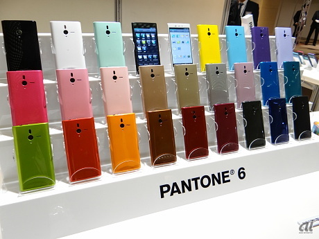 　世界最多となる25色のカラーバリエーションをそろえたスマートフォンが「PANTONE 6 SoftBank 200SH」（シャープ製）だ。

　ガラスを丹念に研磨する加工技術で強度を上げた「グラデーションエッジガラス」を採用し、見る角度によって異なる光りの反射で高級感のあるデザインを実現したという。

　ディスプレイは、大画面の4.5インチHD（1,280×720ドット）で、CPUには高速な処理性能を持つ1.5GHzデュアルコアCPU「MSM8960」を搭載する。メインカメラは、有効画素数1310万画素の裏面照射型CMOSカメラだ。

　さらに、防水・防じん対応、赤外線、ワンセグなど日本向け機能も備える。 OSはAndroid 4.0だが、後日Android 4.1にアップデート予定。12月下旬以降に発売予定だ。