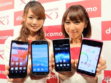 　NTTドコモは10月11日、2012年冬モデルとなる新商品を発表した。スマートフォン10機種とタブレット1機種、iモードケータイ4機種、フォトパネル、モバイルWi-Fiルータの計17機種となっており、11月から順次発売する。ここでは、各端末の特徴を写真で紹介していく。