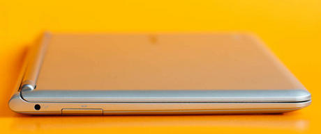 　Samsung Chromebookの左側面には、SDカードスロットとヘッドホン／マイクジャックがある。