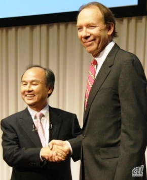 ソフトバンク代表取締役社長の孫正義氏（左）と米Sprint CEOのDan Hesse氏（右）。両氏は、Hesse氏が（長距離電話会社時代の）AT&Tを辞めてベンチャー企業を経営していた時代からの知り合いだという