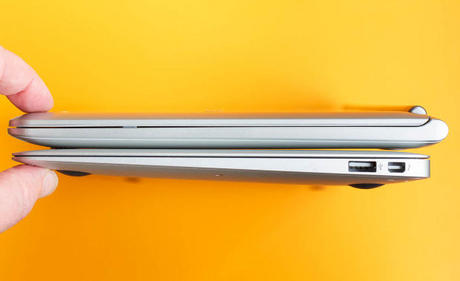 　MacBook Airの方がSamsung Chromebookに比べて明らかに薄く、そして、高価だ。