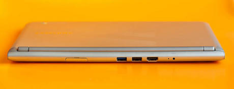 　Samsung Chromebookの背面には、USB 2.0、USB 3.0、HDMI 1.4などのポート類がある。SIMカードスロットや電源ポートもある。