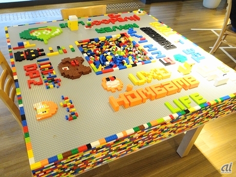 　レゴブロックで作られた机なども置かれており、休憩中の社員が自由にアイデアを表現できる。