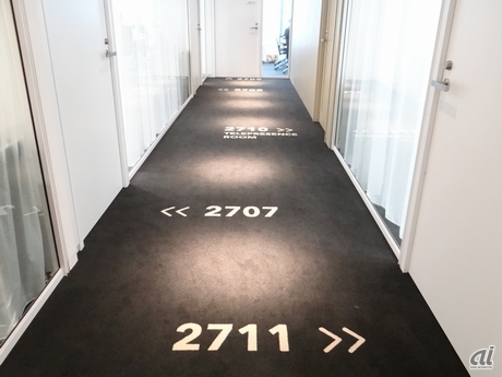 　会議室の場所がすぐに分かるように、カーペットに部屋番号が記されている。
