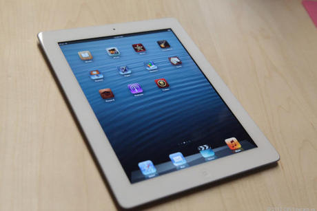 　第4世代iPadは、重さ652g（Wi-Fiモデル）。16Gバイト、32Gバイト、64Gバイトバージョンがある。
