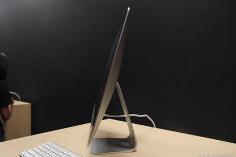 　横から見ると、2012年版iMacがこれまでで最も薄いことは明らかだ。