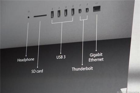 　Appleの新しいiMacの背面には、ヘッドフォンポート、SDカード、USB 3.0×4、Thunderbolt、それにギガビットイーサネットが搭載されている。