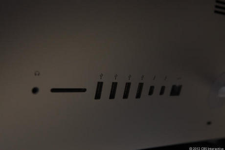 　2012年版iMacの背面にも、あらゆるポートが綺麗に並んでいる。