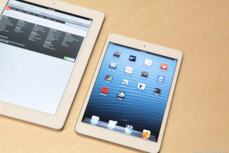 　iPad mini（右）と9.7インチiPad（左）