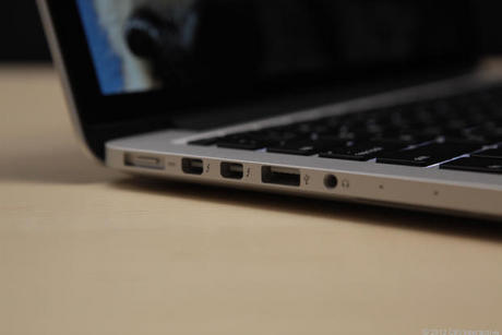 　新たな13インチのMacBookの左側面には、電源ポート、「Thunderbolt」×2、USB、ヘッドフォンジャックが付いている。