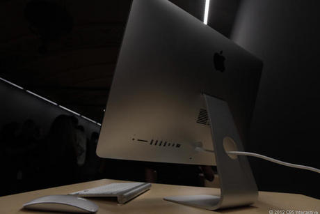 　Appleの新型iMacは背面も流線形でメタリックだ。