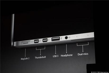 　Appleの新たな13インチMacBook Proには多くのポートが搭載されている。Magsafe、Thunderboltポート×2、USB 3.0、ヘッドフォンポート、デュアルマイクロフォンなどだ。HDMIとSDカードリーダーも付いている。