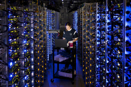 　Denise Harwood氏は、あるGoogleデータセンター内で、コンピュータ機器のラックの間の長い通路に立ち、オーバーヒートしたCPUを調べている。