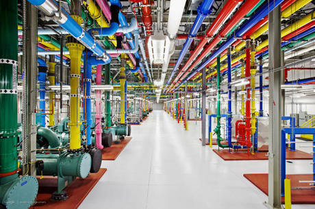 　Googleのデータセンターでは、用途を示すために色分けされたパイプが使われている。ピンクは、屋外の冷却塔に向かう水のパイプを意味する。