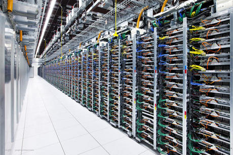 　データセンターの通路を端から端まで収めたこの写真からも分かるように、Googleは大量のサーバを使っている。機能を分かりやすくするために、ケーブルの色分けは世界中にある同社のデータセンターすべてで統一されている。
