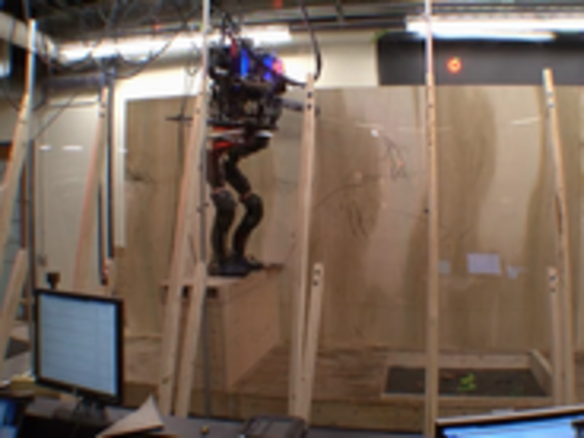 障害物を乗り越えて進む二足歩行ロボット「Pet-Proto」--DARPAが映像公開