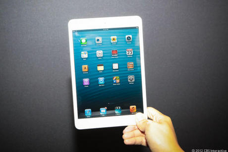 　iPad mini（Wi-Fiモデル）は重さ0.68ポンド（308g）で、ごく簡単に片手で持てる。隅を片手で持つことはお勧めしないが。
