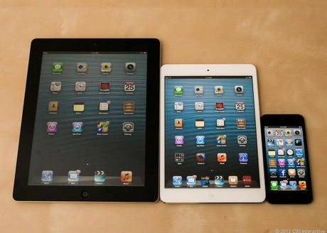 　写真は現在の「iOS」ファミリ。Retinaディスプレイ搭載の第4世代「iPad」（写真左）とともに、現在は「iPad mini」（写真中央）がある。ディスプレイサイズはそれぞれ9.7インチと7.9インチだ。ちなみに、写真で一番右側にあるのは第5世代の「iPod touch」で、ディスプレイは4インチ。
