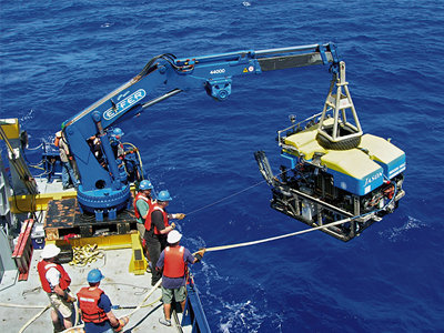 　ウッズホール海洋研究所のこの遠隔操作探査機は、この種の探査機としては、初めて海洋研究者に広く利用されたものだ。「Jason」は、探査とサンプリングのために設計された探査機で、重さは9000ポンド（約4000kg）あり、水深2万1000フィート（約6400m）より深い海中で動作可能だ。