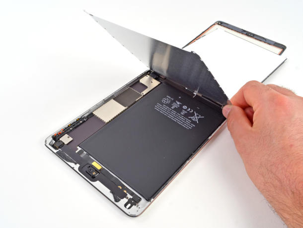 iFixitは、iPad miniの内部を調査するにあたり金属板を取り外す必要があった。